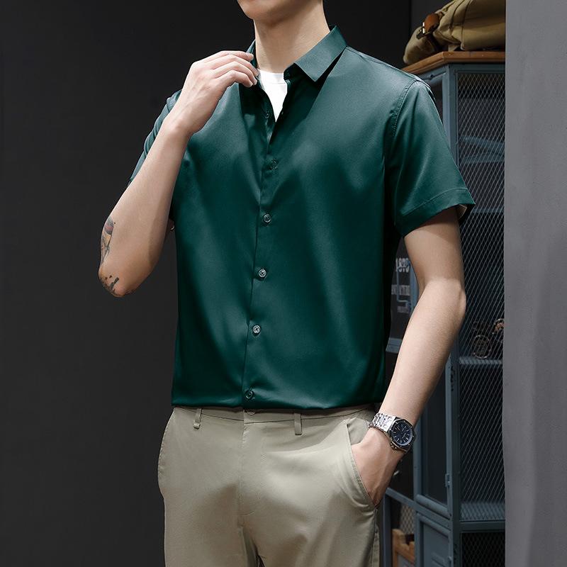 Nguoi dan ong mac ao so mi ngan tay chat lieu denim, the hien phong cach bui bam, ca tinh va nang dong.