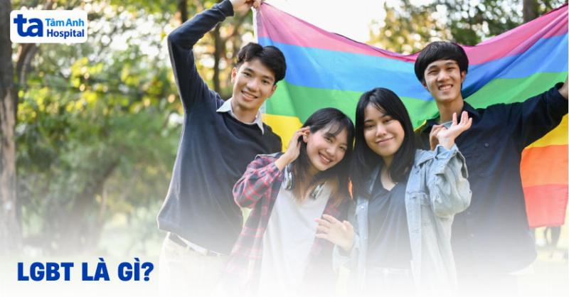 Nhóm người đa dạng thuộc cộng đồng LGBTQ+ và đồng minh tự do thể hiện bản thân, ủng hộ sự chấp nhận.