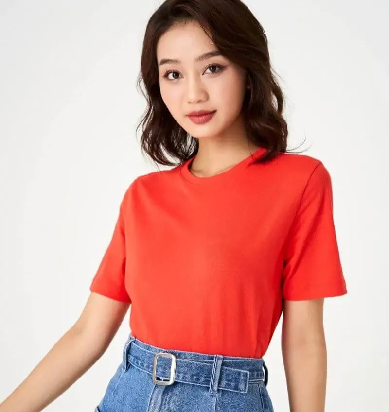 Minh họa sự kết hợp năng động và trẻ trung của màu đỏ với xanh navy hoặc denim, cho thấy màu đỏ kết hợp với màu gì thì đẹp cho phong cách cá tính