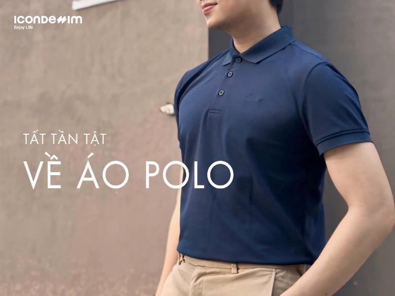 Nam giới phối áo thun có cổ màu xám với quần chinos màu be, giày lười, phong cách smart casual thanh lịch