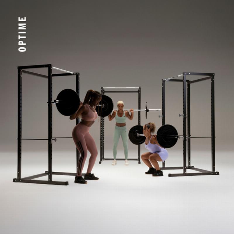 Một phụ nữ tập squat trong quần short thể thao, thể hiện sự thoải mái, linh hoạt.