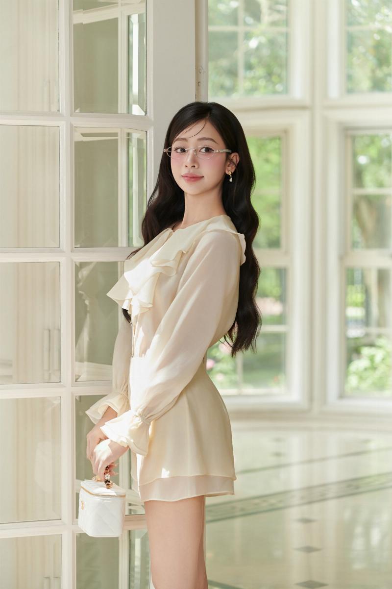 Minh hoa cam giac thoai mai va phong cach tu tin khi mac quan jean ong rong Han Quoc trong cac hoat dong hang ngay.
