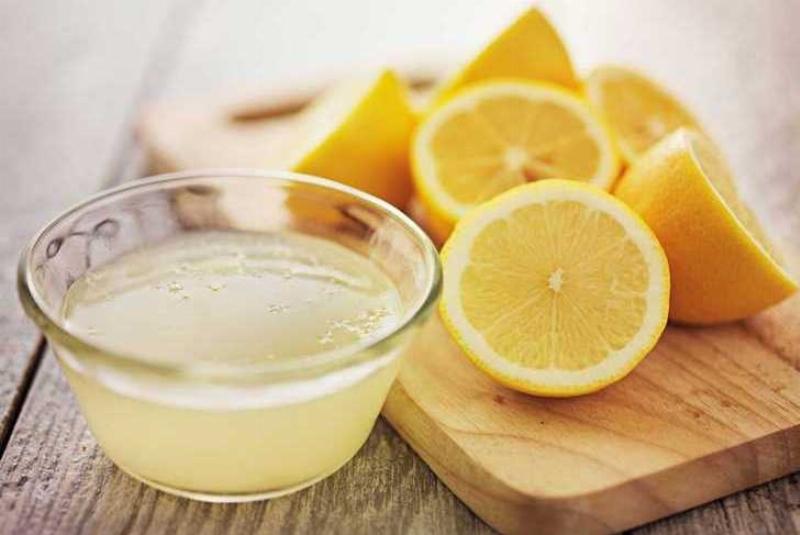 Sử dụng hỗn hợp baking soda sệt bôi trực tiếp và chà nhẹ lên vết ố vàng trên áo trắng.