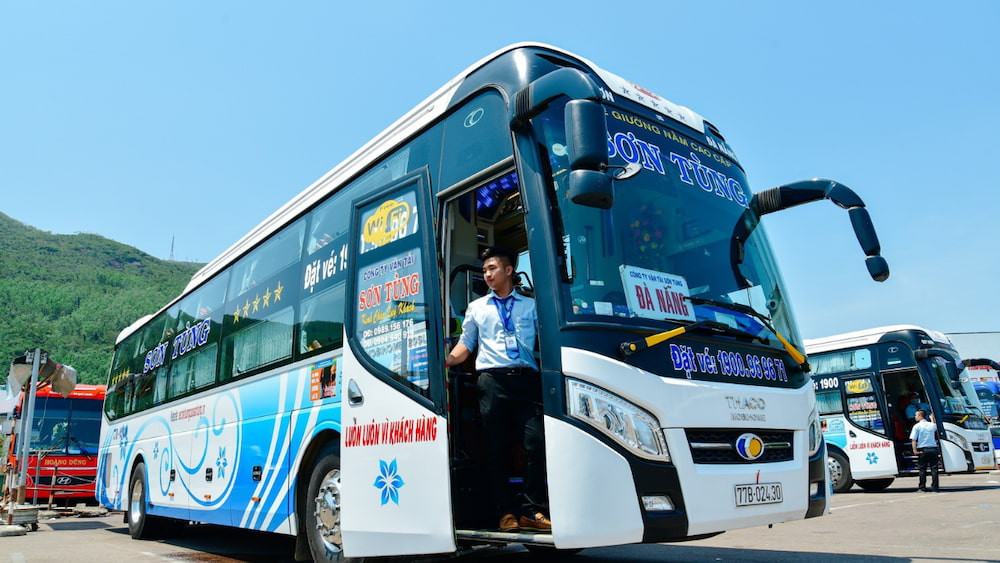 Nhà xe Sơn Tùng chuyên vận tải hành khách đường bộ, phục vụ tuyến Quy Nhơn - Đà Nẵng.