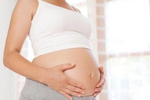 Bà bầu nhẹ nhàng xoa bụng theo chiều kim đồng hồ để kích thích nhu động ruột, giảm táo bón