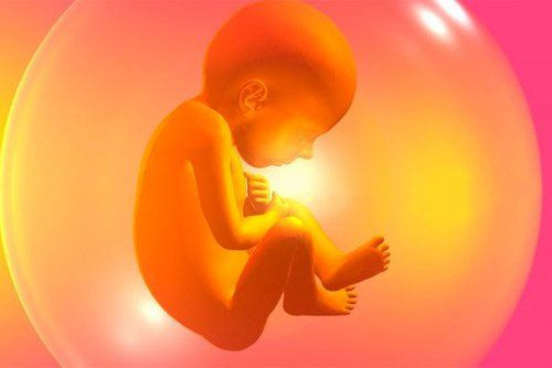 Mẹ bầu ôm bụng khó chịu do táo bón, biểu thị ảnh hưởng tiêu cực đến sức khỏe thai nhi và dinh dưỡng