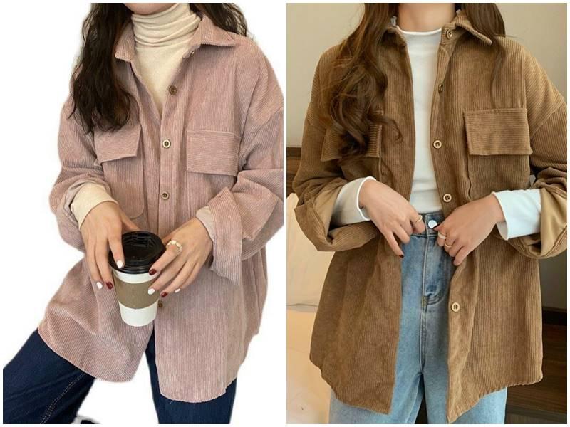 Một phụ nữ trẻ đang lựa chọn áo khoác kaki nữ có nón trong cửa hàng thời trang, cân nhắc giữa các kiểu dáng và màu sắc khác nhau.