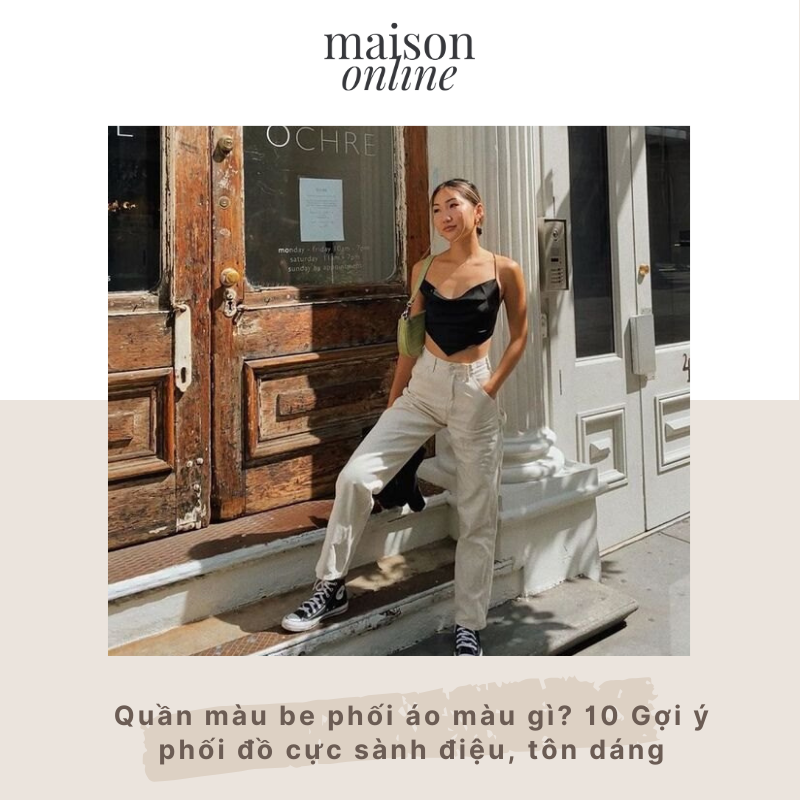 Một cô gái trẻ sành điệu mặc áo khoác kaki nữ có nón màu xanh olive, phối cùng quần jeans đen và áo len dệt kim, tạo nên một phong cách thời trang thu đông ấm áp và cá tính.