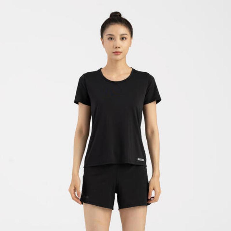 Áo thun nữ form rộng chất liệu cotton mềm mại mang đến sự thoải mái, phong cách tự do cho phái nữ.