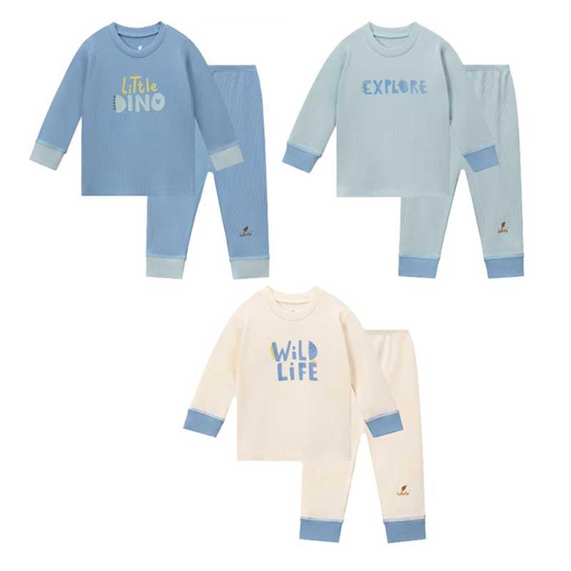 Em bé đáng yêu mặc quần áo size 90 vừa vặn, trông rất thoải mái và vui vẻ khi chơi đùa