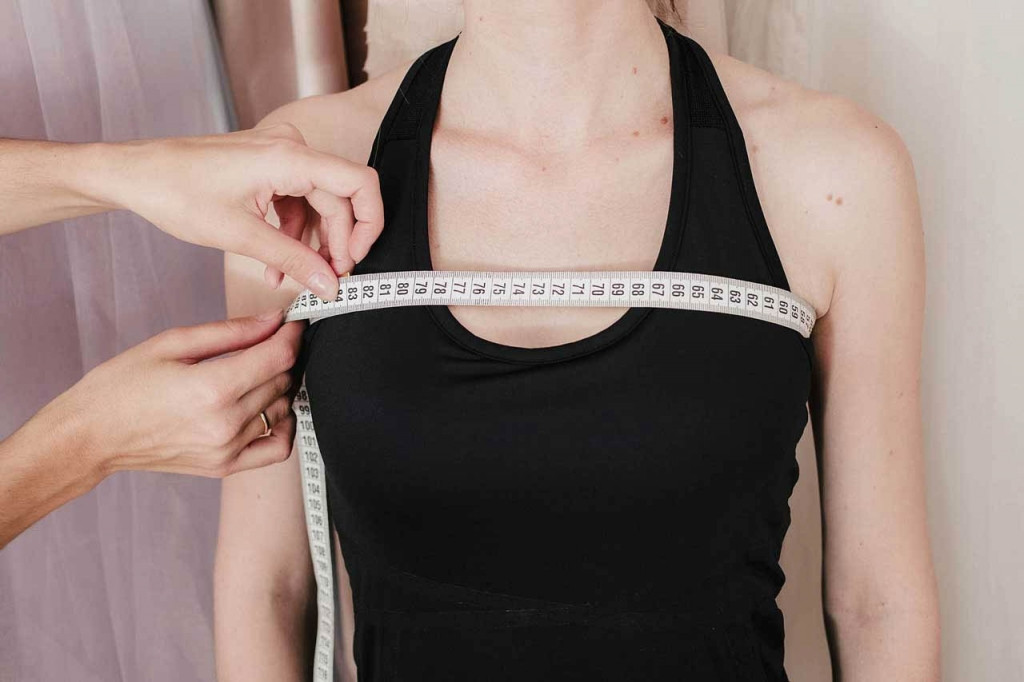 Thực hiện đo vòng ngực trên (Overbust)