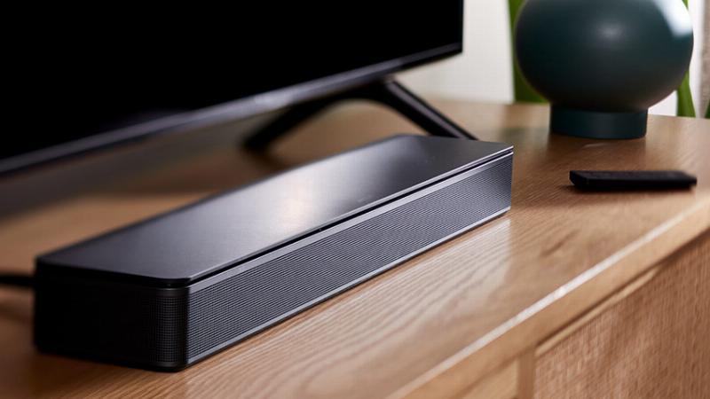 Minh họa cách kết nối bộ truyền Bluetooth với tivi qua cổng âm thanh, sau đó kết nối với loa Bluetooth
