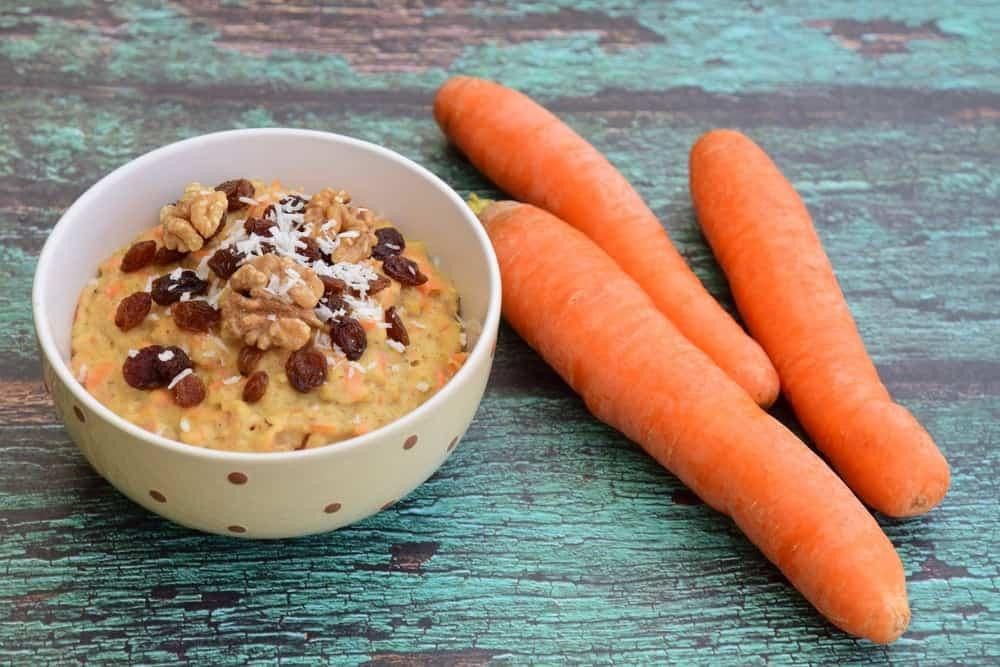 Bát cháo yến mạch rau củ đầy màu sắc, cung cấp vitamin và chất xơ cho bé từ 7 tháng