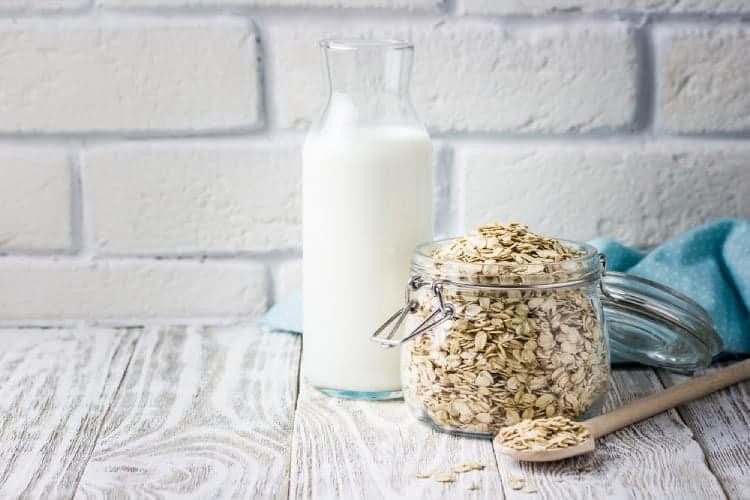 Cháo yến mạch nấu cùng sữa mẹ hoặc sữa công thức, món ăn dặm đầu tiên cho bé 6 tháng