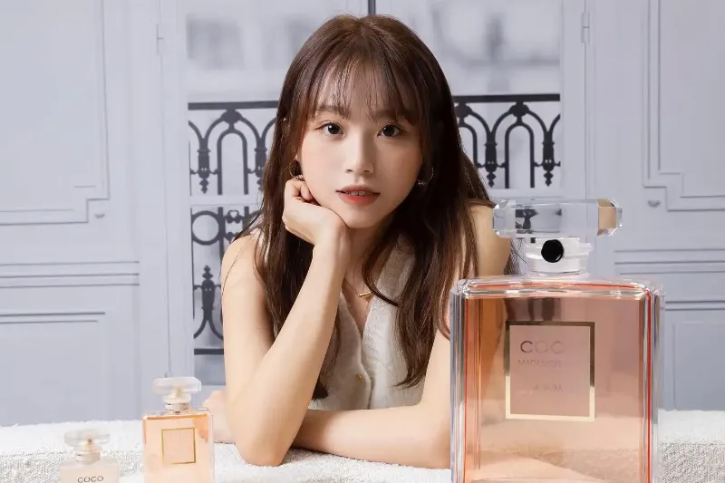 Cận cảnh một người phụ nữ xịt Miss Dior Eau de Parfum lên cổ tay, minh họa cách xịt nước hoa đúng cách để giữ hương lâu.