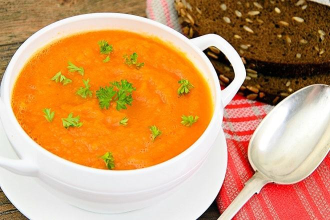 Cháo cua biển nấu với bí đỏ giàu dinh dưỡng cho bé