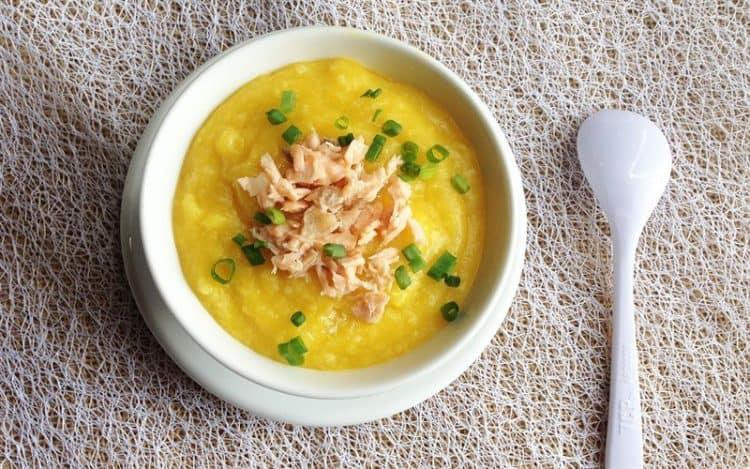 Cháo cua biển nấu với cà rốt cho bé ăn dặm