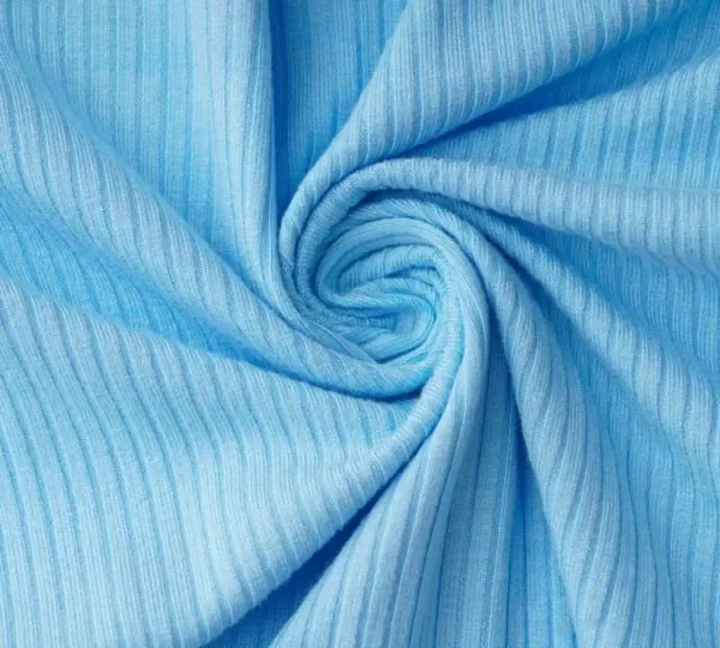 Các mẫu vải cotton, lụa, và modal được xếp cạnh nhau, minh họa các lựa chọn chất liệu thoải mái cho quần áo mặc ở nhà đẹp.