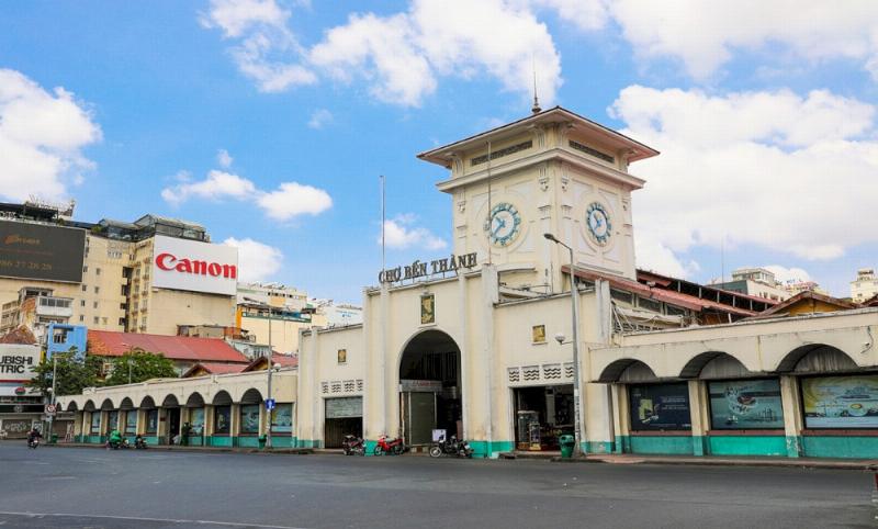 Khung cảnh nhộn nhịp của Chợ Bến Thành, nơi du khách tìm thấy nhiều đồ lưu niệm Sài Gòn độc đáo