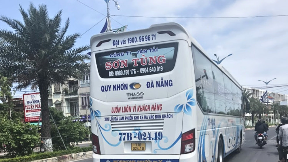 Xe Sơn Tùng di chuyển trên tuyến đường Quy Nhơn - Đà Nẵng.