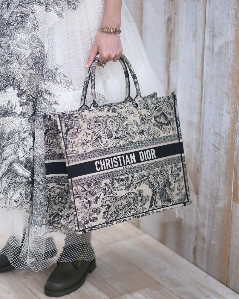 Giá túi Dior Book Tote chính hãng đa dạng về chất liệu và kích thước
