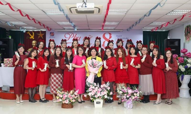 Hình ảnh người phụ nữ hạnh phúc nhận quà 8 3 trong không gian ấm cúng