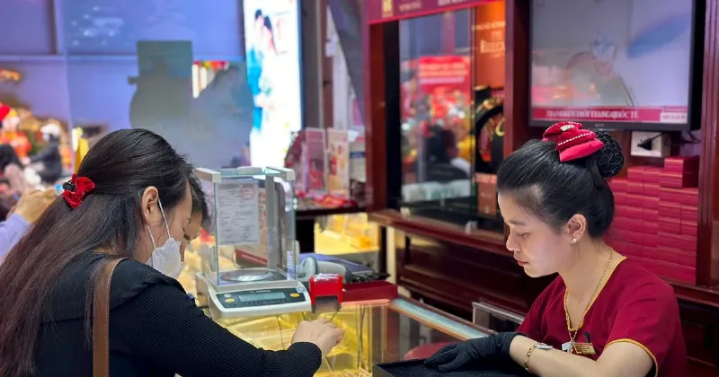 Một người đang kiểm tra hóa đơn và vàng miếng, minh họa các bước mua bán vàng an toàn và thông minh