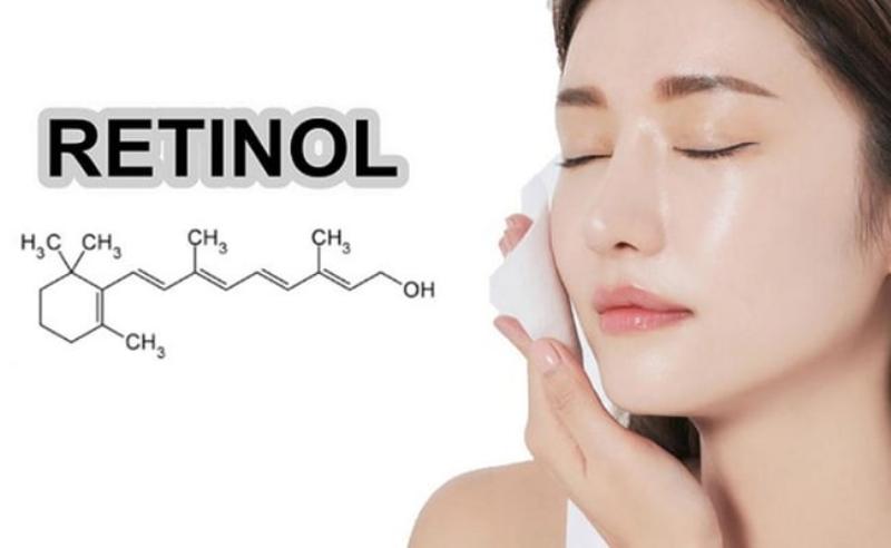 Một người trẻ đang thực hiện quy trình chăm sóc da buổi tối, bao gồm thoa serum và kem dưỡng, thể hiện sự kiên trì và đúng cách trong việc điều trị thâm mụn
