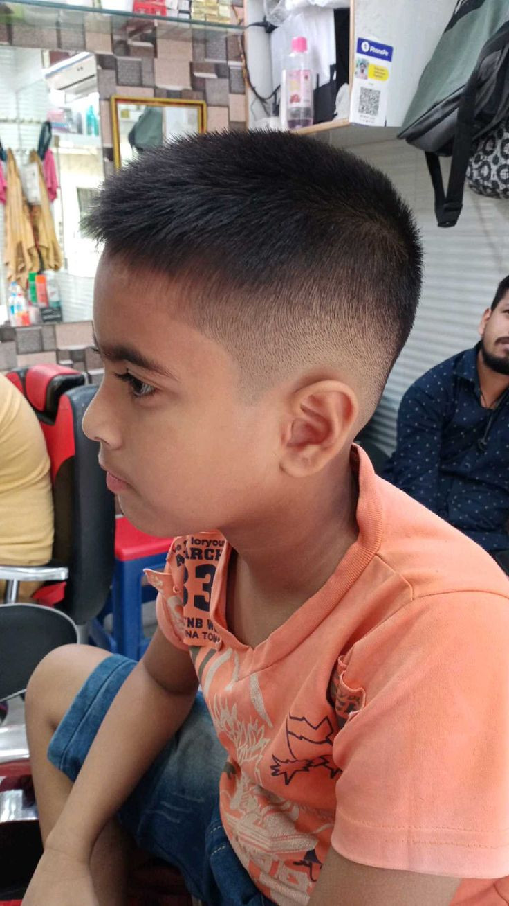 bé trai đáng yêu với kiểu tóc Crew Cut