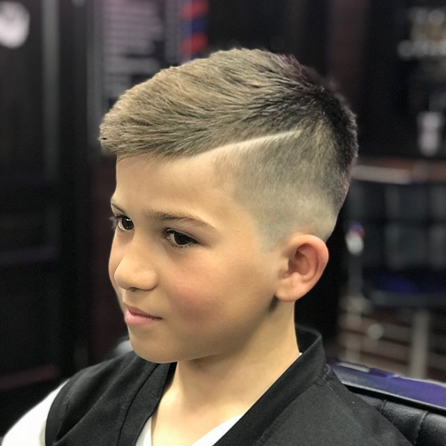 bé trai cá tính cùng kiểu tóc Faux Hawk