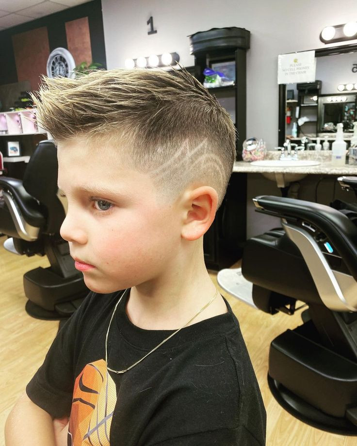 Faux Hawk nổi bật cho bé trai phong cách