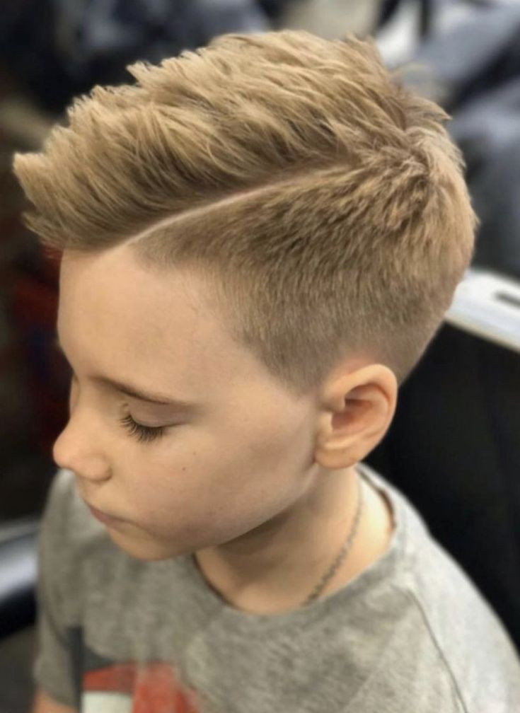 bé trai năng động với kiểu tóc Short and Spiky