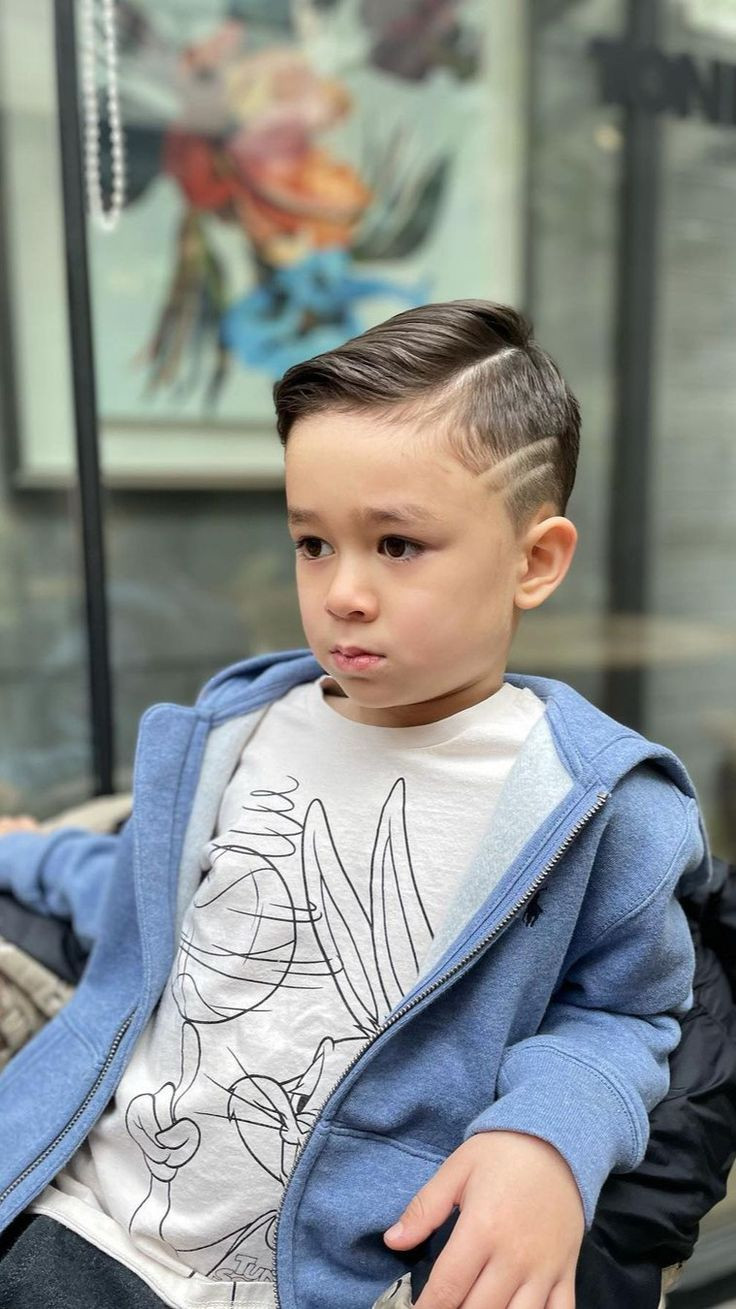 bé trai diện kiểu tóc Side Part lịch lãm