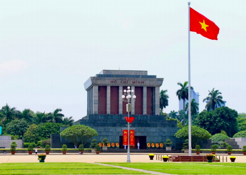 Hình ảnh hàng người xếp hàng trang nghiêm chuẩn bị viếng Lăng Bác theo lịch tham quan