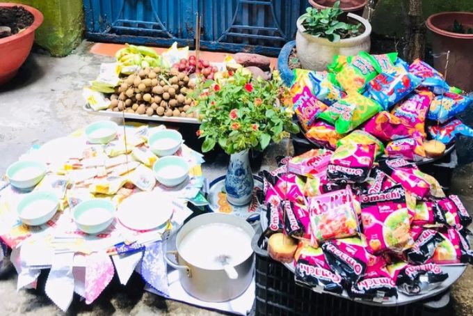 Lưu ý vị trí đặt mâm cúng chúng sinh rằm tháng 7 ngoài trời, tránh giữa cổng hoặc trong nhà.