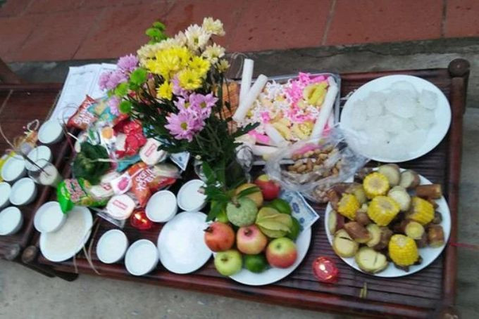 Mâm cúng chúng sinh rằm tháng 7 đơn giản với đầy đủ lễ vật chay.