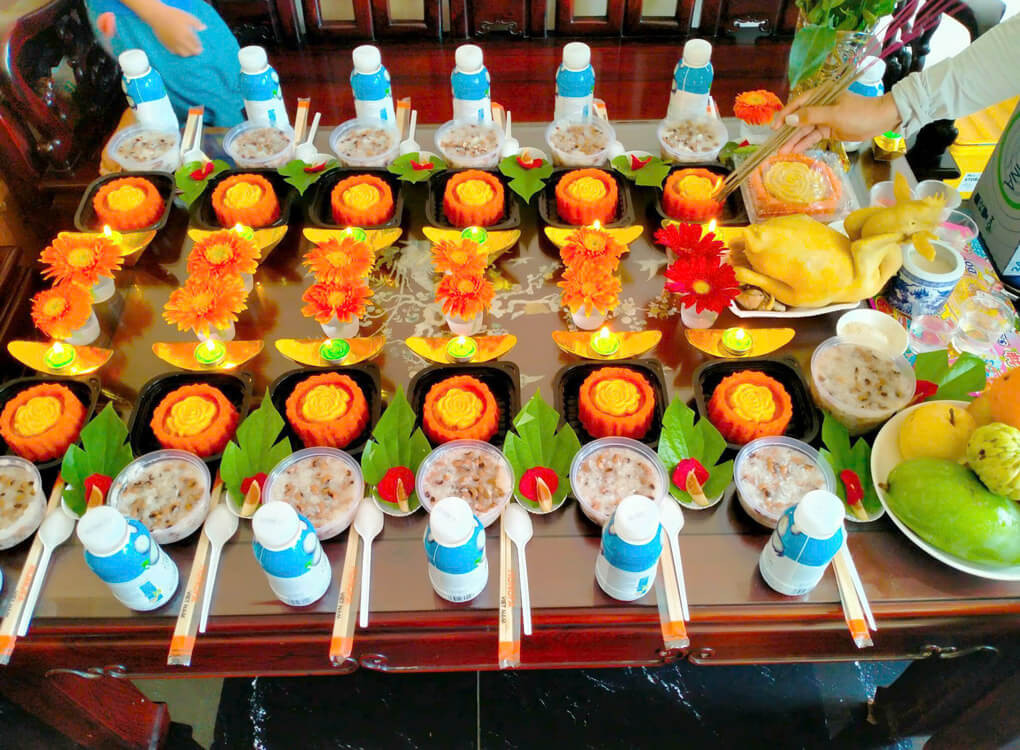 Mâm cúng thôi nôi bé trai được chuẩn bị đơn giản nhưng đầy đủ