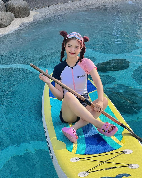 Dép quai ngang nữ Crocs màu trắng hiện đại