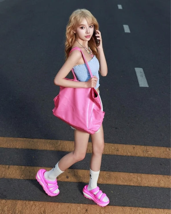Cô gái trẻ trung với dép quai ngang Crocs đế cao màu trắng