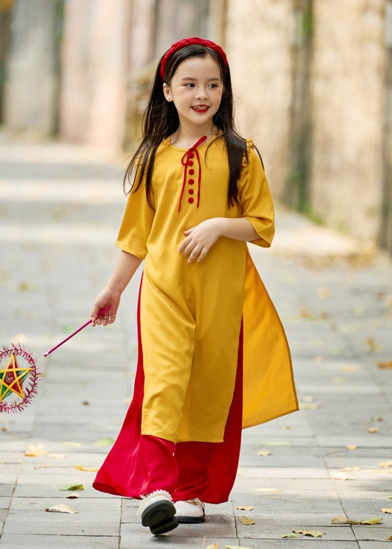 Trang phục màu vàng và đỏ mang ý nghĩa may mắn, phù hợp cho dịp Tết