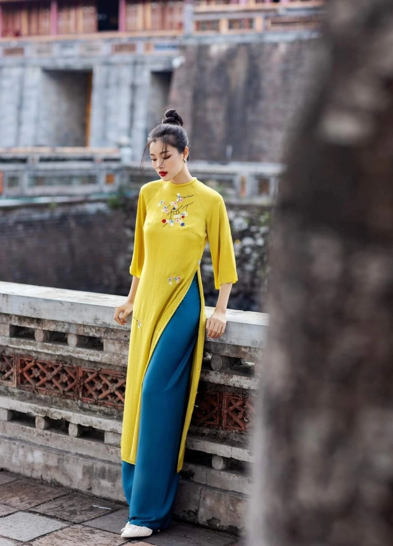 Áo dài màu vàng kết hợp quần trắng mang lại vẻ đẹp trang nhã và truyền thống