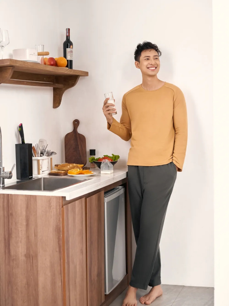 Gợi ý phối áo vàng với quần màu tối hoặc trung tính để tạo sự cân đối
