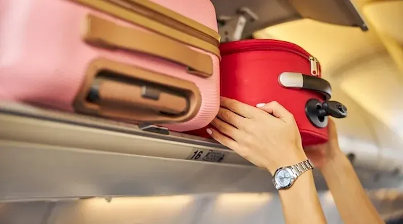 Minh họa các mẹo đóng gói vali 7kg hiệu quả như cuộn tròn quần áo, sử dụng túi nén và tận dụng không gian trống, giúp hành lý gọn nhẹ.