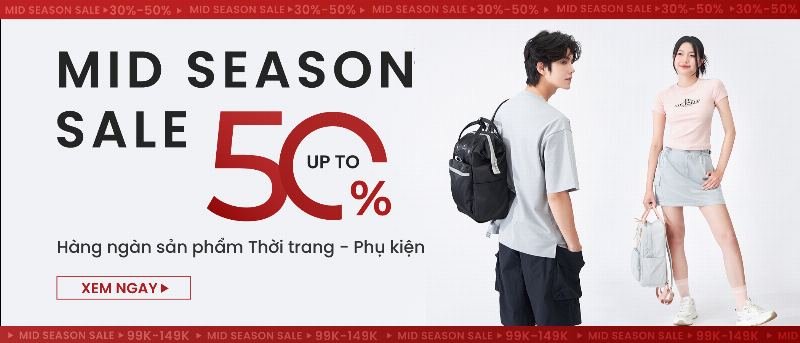 Một người đang xem bảng khuyến mãi tại cửa hàng thể thao, với biểu tượng giảm giá nổi bật