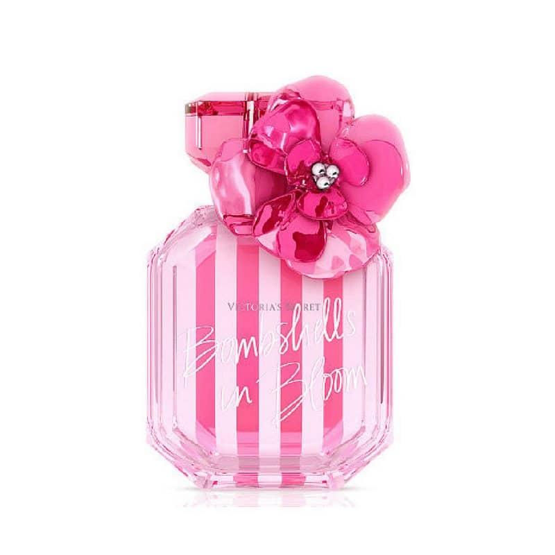 Một người phụ nữ trẻ đang mỉm cười, cảm nhận hương thơm của Miss Dior Eau de Parfum, thể hiện sự tự tin và hạnh phúc.