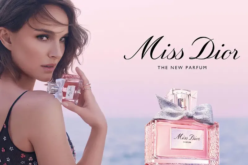 Các nốt hương hoa hồng Grasse và hoắc hương biểu trưng cho Miss Dior Eau de Parfum, thể hiện sự quyến rũ và sâu lắng.