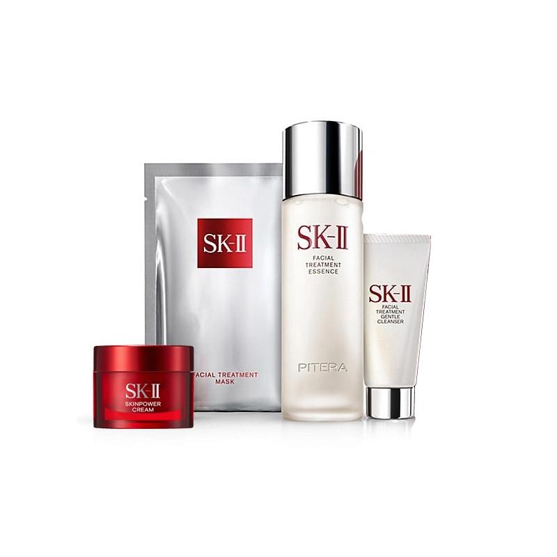 Hình ảnh một người phụ nữ nhẹ nhàng thoa mỹ phẩm chống lão hóa SK-II lên mặt