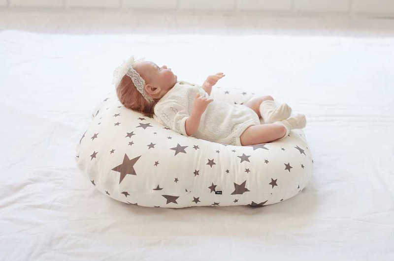 Điều chỉnh tư thế nằm đúng trên gối chống trào ngược giúp bảo vệ cột sống và ngăn gù lưng cho trẻ