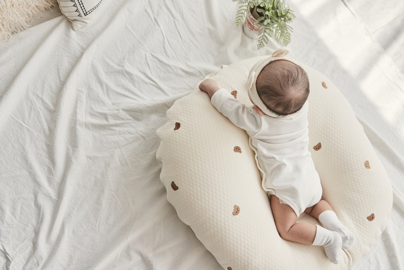 Việc sử dụng gối chống trào ngược đúng cách sẽ không ảnh hưởng đến cột sống của trẻ sơ sinh