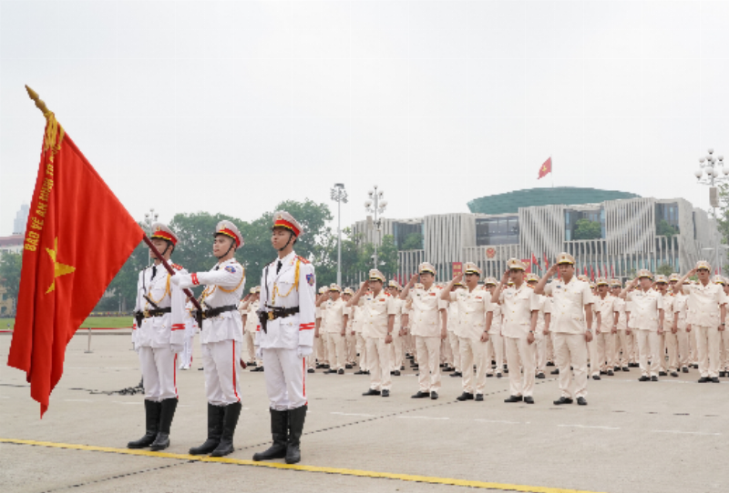 Người dân viếng Lăng Bác trong không khí trang nghiêm, thể hiện lòng thành kính